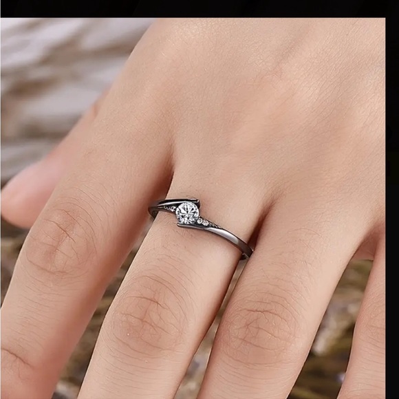 ELEGANT BLACK ZIRCON STONE RING SIZE 9 - Picture 2 of 8